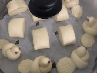 10、小鸟馒头,放到蒸锅上再醒发十分钟，开火蒸20分钟左右！（如果全部面团都整形可能有的人没有耐心，我就是没耐心的那种哈哈哈，一般我就是做几个给孩子吃，剩下的面团做切面馒头就好
