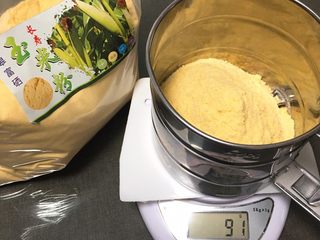 1、纯玉米粉+玉枕蛋糕,玉米粉过秤。