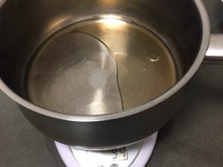 2、纯玉米粉+玉枕蛋糕,玉米油和清水混合，加入盐。