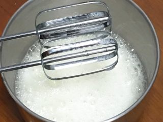 4、纯玉米粉+玉枕蛋糕,先打发蛋白，蛋白中加入柠檬汁，用打蛋器高速搅打30圈，加入30克细砂糖。