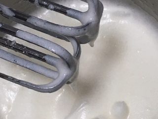 5、纯玉米粉+玉枕蛋糕,继续搅打50圈后加入15克细砂糖。