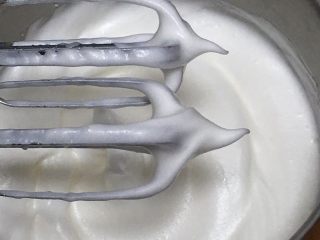 6、纯玉米粉+玉枕蛋糕,再次搅打50圈，蛋白蓬发变得细腻，再加入细砂糖15克。