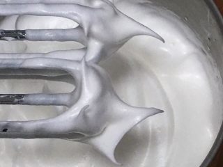 7、纯玉米粉+玉枕蛋糕,继续搅打50圈，硬挺的蛋白霜就完成了，打蛋头上出现直立的小尖峰。