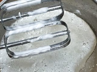 8、纯玉米粉+玉枕蛋糕,油和水混合，用打蛋器低速搅拌至混合。