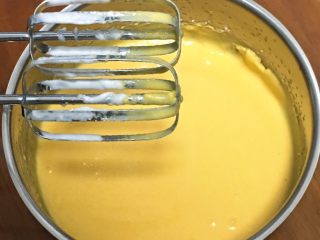 11、纯玉米粉+玉枕蛋糕,也用打蛋器低速搅拌均匀。