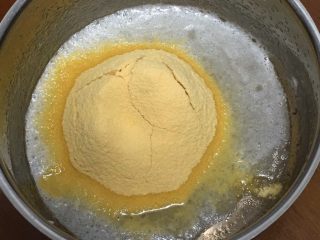 9、纯玉米粉+玉枕蛋糕,过筛玉米粉，用打蛋器低速搅拌至浓稠。