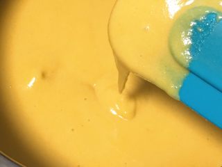 12、纯玉米粉+玉枕蛋糕,用刮刀翻拌至浓稠。
