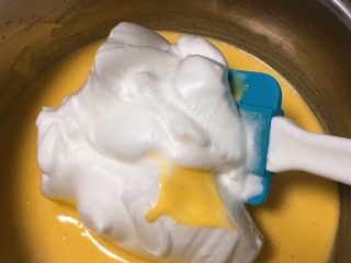 13、纯玉米粉+玉枕蛋糕,取三分之一的蛋白进蛋黄糊中。