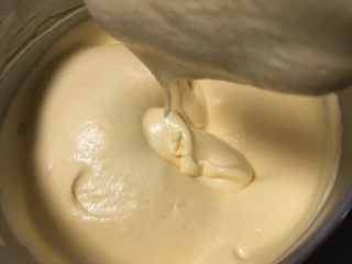 16、纯玉米粉+玉枕蛋糕,继续翻拌50次左右，蛋糕糊就完成了。