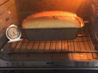 19、纯玉米粉+玉枕蛋糕,烤制10分钟左右，用刀划口子，让它自然开裂。