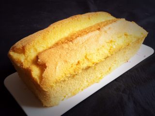 21、纯玉米粉+玉枕蛋糕,脱模后的蛋糕，金黄色的我喜欢。