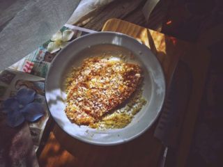 7、免油炸的 黄金猪排三明治/汉堡,将猪排沾满面包糠