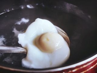 11、免油炸的 黄金猪排三明治/汉堡,煮到蛋白凝固，取出备用