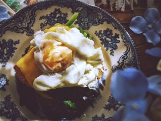 13、免油炸的 黄金猪排三明治/汉堡,放上水波蛋