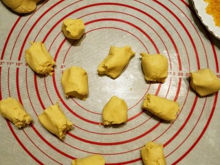 6、脆皮南瓜饼,再分成15~20g的小剂子