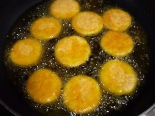 9、脆皮南瓜饼,锅里倒油，量大约可以没过南瓜饼就好。油温约5，6成热时，放入南瓜饼，火中小火炸