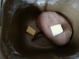 4、全麦土司面包,结束后，加入黄油继续揉面