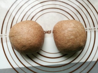 8、全麦土司面包,分成两份静置松弛十五分钟