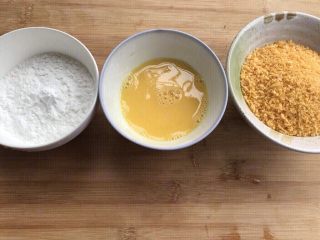 11、鸡翅根还能做出惊艳的宴客菜,将淀粉，鸡蛋液，面包糠这样顺序排好。