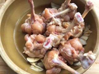10、鸡翅根还能做出惊艳的宴客菜,调料和鸡翅根抓匀，腌30分钟。夏天放冰箱。