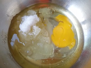 2、芝麻核桃酥,盆里倒入玉米油，加入细砂糖，打入一个鸡蛋。