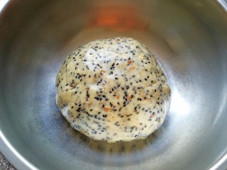 7、芝麻核桃酥,带上一次性手套揉捏成团。