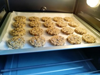 12、芝麻核桃酥,送入预热好的烤箱。