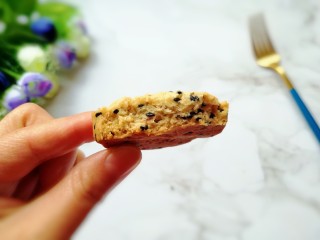 18、芝麻核桃酥,咬一口，酥的掉渣。