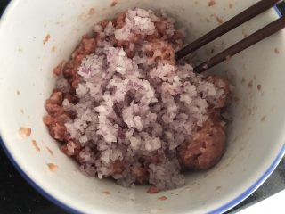 3、内有乾坤的肉丸子～苏格兰蛋,加入上2步骤的肉末里