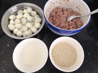 6、内有乾坤的肉丸子～苏格兰蛋,再准备小半碗面粉，半碗面包糠如图⬆️