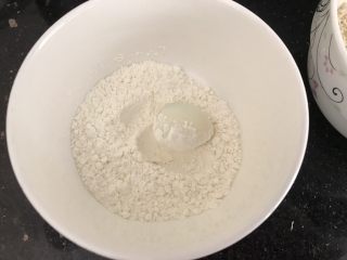 7、内有乾坤的肉丸子～苏格兰蛋,鹌鹑蛋先放面粉里滚一圈，这样加强了后面裹肉时侯更紧贴