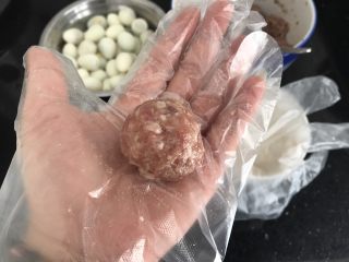 9、内有乾坤的肉丸子～苏格兰蛋,包成丸子，想要肉末更细腻紧致，可以左右两手轮流摔滚，致使肉丸更紧实且表面更平整光滑（无法拍照，大家只能意会了????）就是右手轻摔到左手，再左手轻摔到右手，反复多次，最后搓圆就是好了！