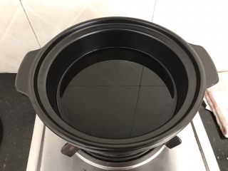 12、内有乾坤的肉丸子～苏格兰蛋,锅里热油，大约7/8成热，可以把干净无水无油的筷子放进油里试温，插进筷子时，筷子四周冒小泡泡就可以了