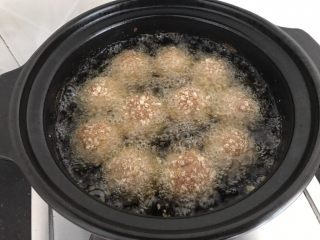 13、内有乾坤的肉丸子～苏格兰蛋,把丸子放进去转中小火慢炸