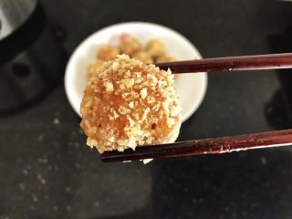 14、内有乾坤的肉丸子～苏格兰蛋,炸至表面微黄就可以了，赶紧捞起来