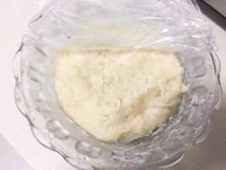 1、烫种牛奶吐司,制作烫种：高筋粉加入滚开水用刮刀翻拌均匀即可，放凉后盖保鲜膜备用（我一般头天晚上做好放冰箱第二天用）。