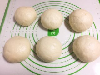 7、烫种牛奶吐司,滚圆后盖上保鲜膜静止松弛10-15分钟。