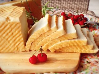 19、烫种牛奶吐司,没有及时吃完的放保鲜袋密封保存，夏天可放三天，冬天五天，自己做的尽量尽快吃完，无需冷藏。