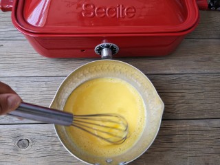 3、多啦a梦的铃铛烧,将鸡蛋打散，白糖和盐完全融化。