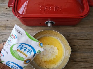 4、多啦a梦的铃铛烧,再加入80克纯牛奶搅拌均匀。