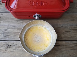 5、多啦a梦的铃铛烧,加入2克酵母粉。