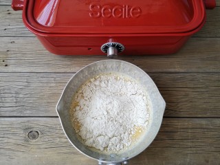 6、多啦a梦的铃铛烧,加入过筛的苦荞蛋糕粉（低粉）。