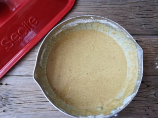 8、多啦a梦的铃铛烧,将调好的粉糊静置15分钟，酵母粉活性会让粉糊表面起一些小泡泡。