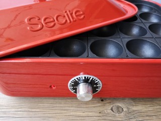 9、多啦a梦的铃铛烧,将新思特料理魔盒的丸子盘小火预热一下（料理魔盒是不粘的不用放油）。