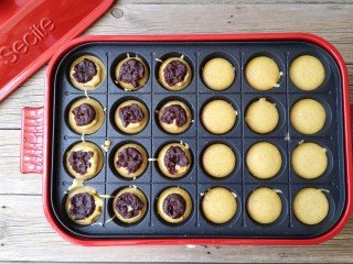 11、多啦a梦的铃铛烧,在粉糊还没有鼓起前，快速放入适量（约3克）红豆馅，只放一半数量 ，然后调至中火加热。