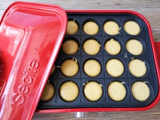 10、多啦a梦的铃铛烧,倒入大约8分满的粉糊。