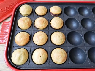 12、多啦a梦的铃铛烧,在粉糊表面还有些许湿润的时候，将未放红豆馅那一半合到有红豆馅的上面。