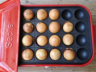 13、多啦a梦的铃铛烧,整体翻动加热到自己喜欢的颜色和口感即可。