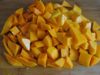3、芒果酱,全部去皮切小块