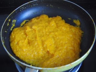 11、芒果酱,不断翻匀,果胶渐渐熬出,会有粘稠度